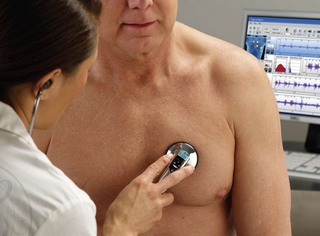 Врач слушает пациента