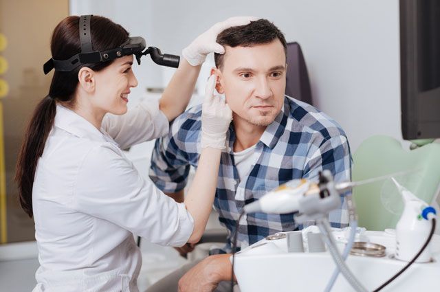 Черная сера в ушах при отите