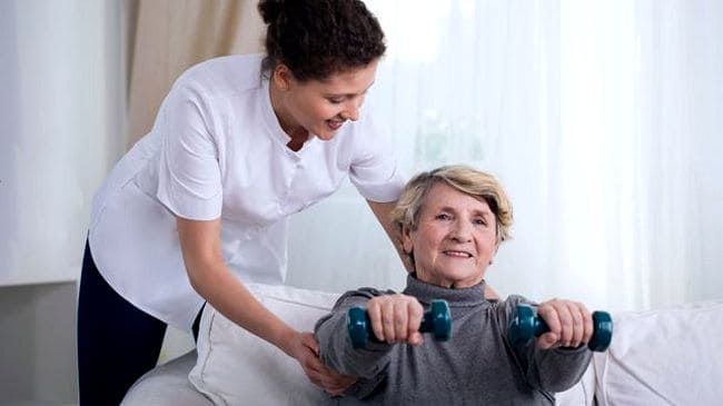 Пожилая женщина делает упражнения