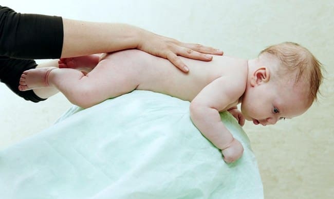 Грудничка постукивают по спине