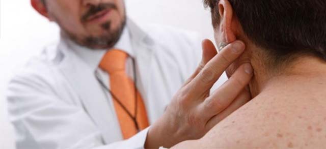 Врач проводит пальпацию пациента