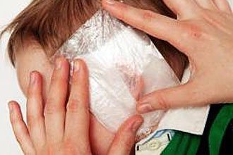 Ребенку делают компресс