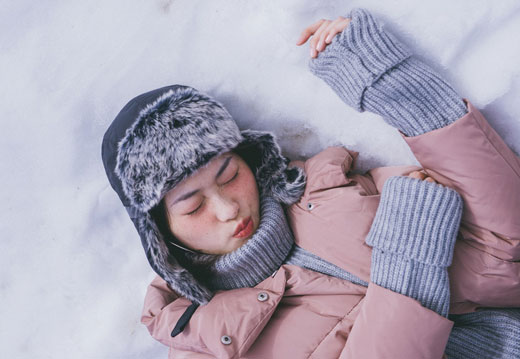 Девушка в снегу