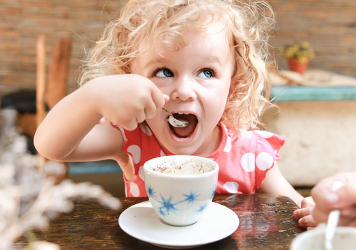 Ребенок ест из чашки