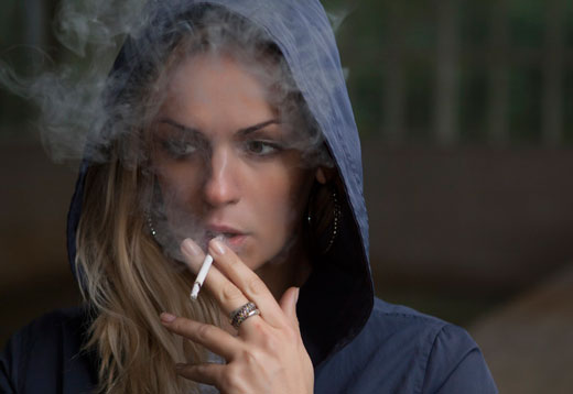 Девушка курит