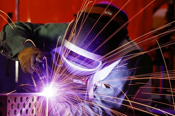 Чаще всего причиной ожога глаз становится сварка