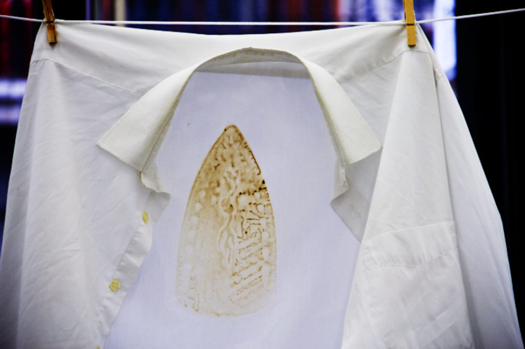 Пятно от утюга на рубашке